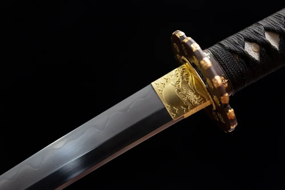 Upper soft notare wave hamon & golden snowflake habaki close-up