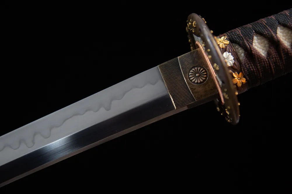 Upper choji wave hamon & matte black habaki close-up