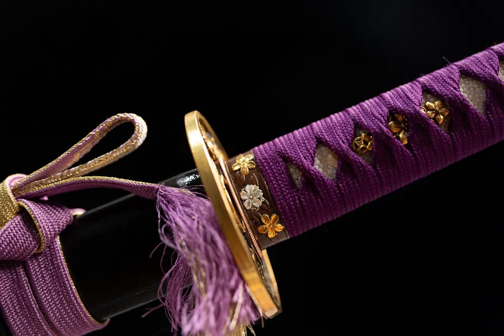 Golden clover relief grip ring close view