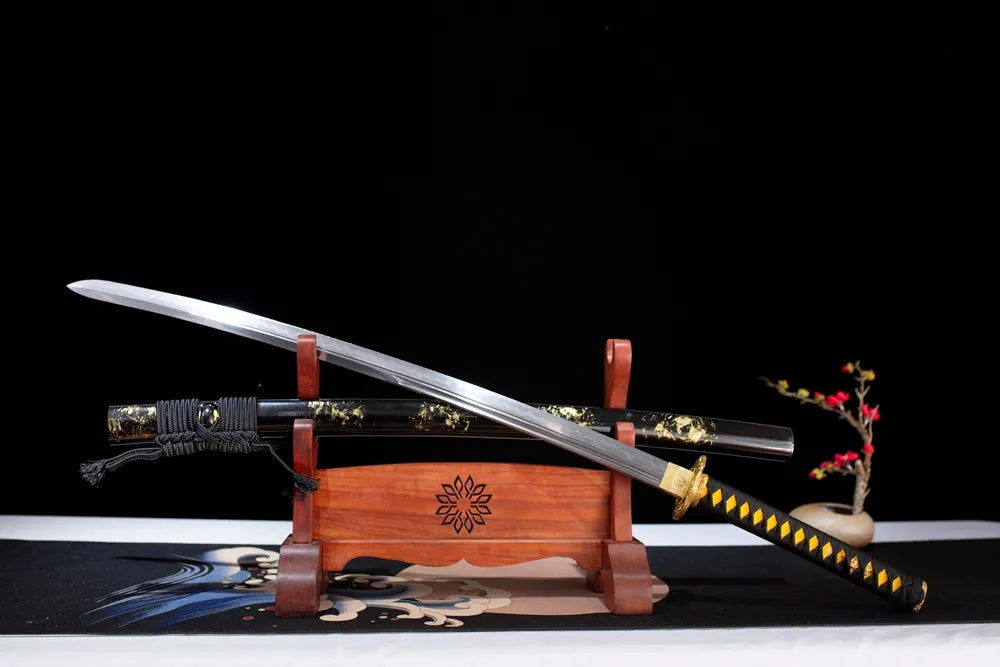 45‑angle open full‑size Spray‑Kogarasu‑Maru‑Katana spray‑kogarasu‑maru ancient‑raven‑legend‑motif samurai katana two‑layer wooden stand front view