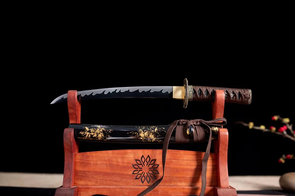 Flat fully‑drawn T10 clay‑tempered wave‑hamon Jin‑Wu‑Wei‑Wakizashi blade wooden rack front shot