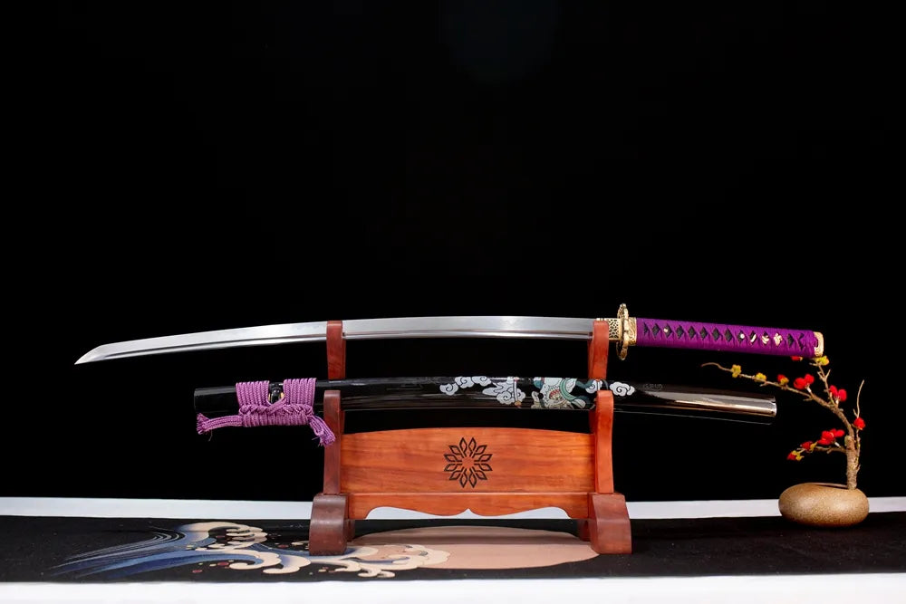 Flat fully‑drawn T10 clay‑tempered midare‑gunome‑hamon Raijin‑Fujin‑Katana blade wooden rack front shot