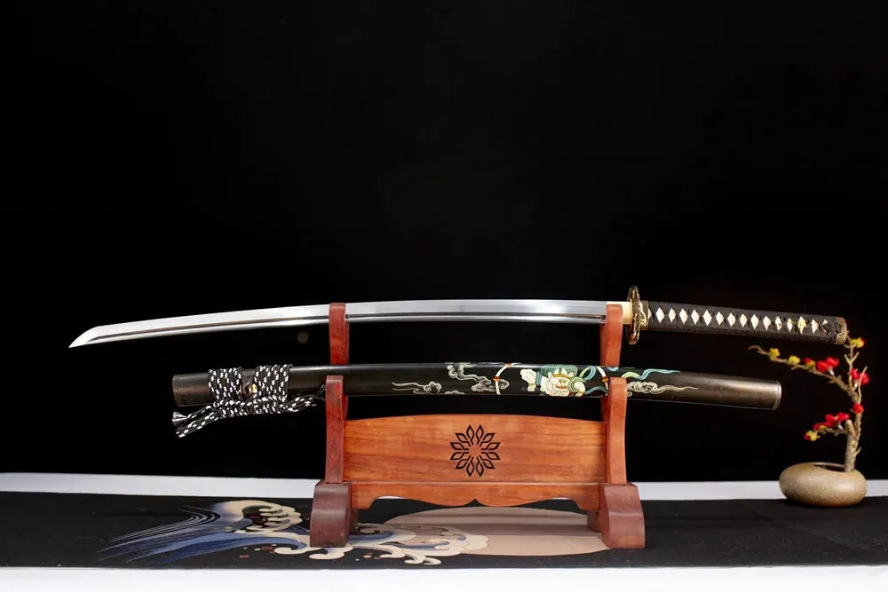 Flat fully‑drawn T10 clay‑tempered suguha‑straight‑hamon Raijin‑Katana blade wooden rack front shot