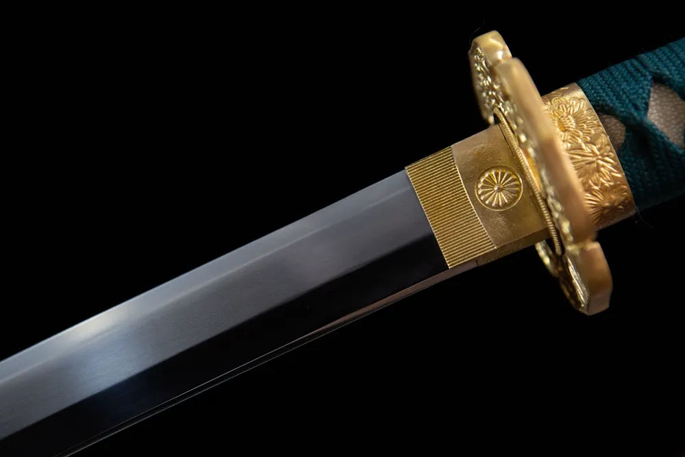 Upper plain polished blade & golden habaki close-up