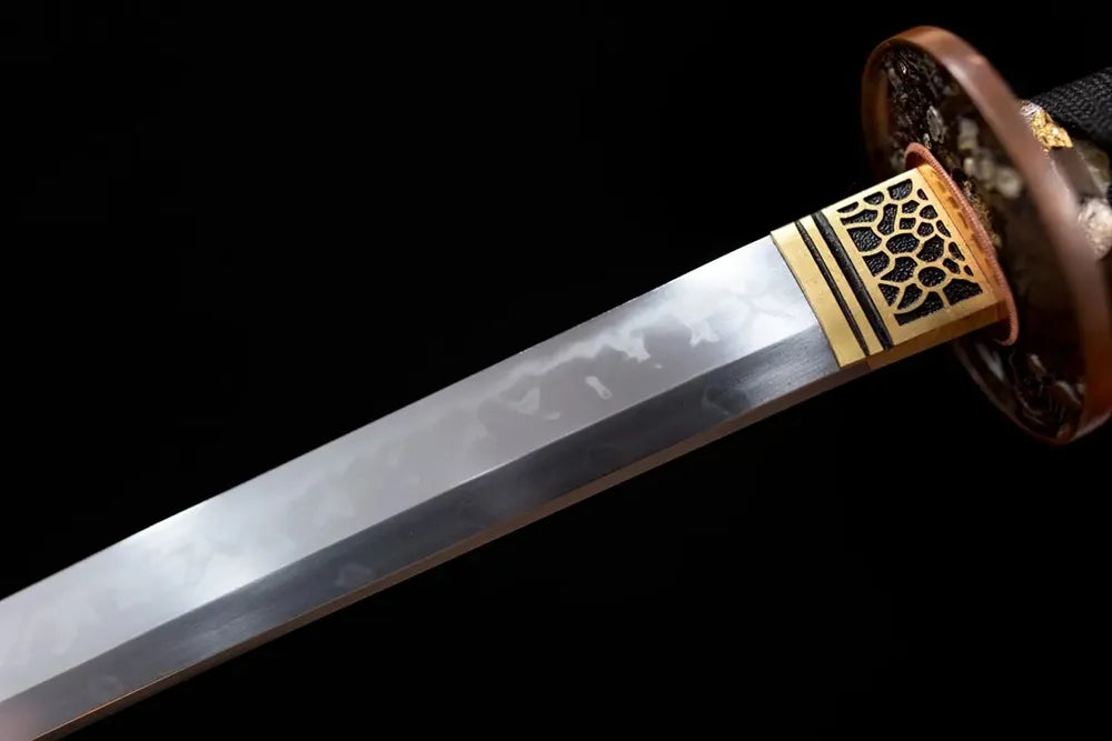 Upper T10 clay‑tempered katana blade brass habaki hitatasura dragon‑claw‑tearing hamon temper‑line macro close‑up