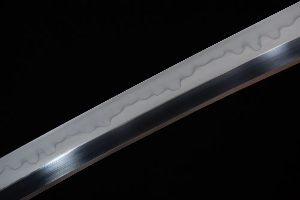 Mid short blade clay temper grain texture shot