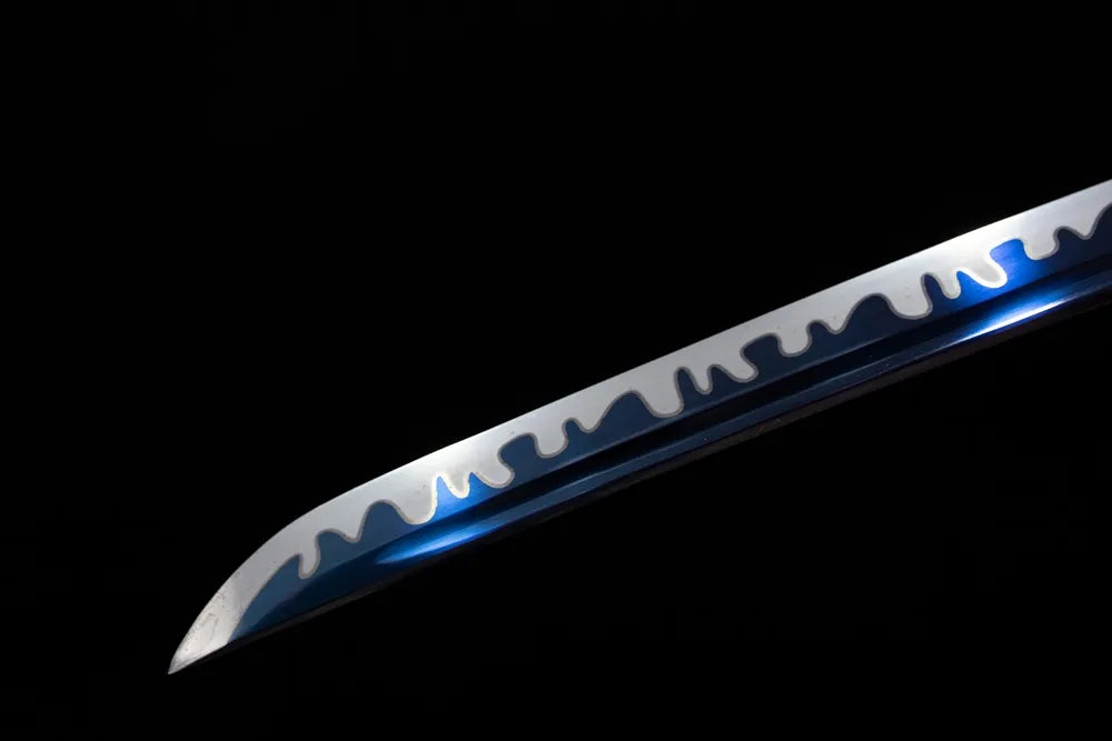 Classic functional katana‑style kissaki tip of Yingxue‑Katana blue‑tempered blade close‑up view