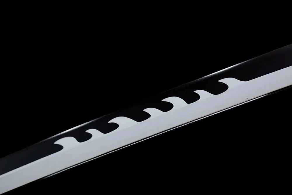 Mid‑section serrated wave‑tooth steel blade tooth texture surface shot