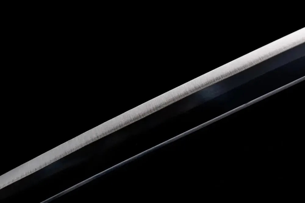 Mid‑blade gentle continuous notare temper wave steel texture shot