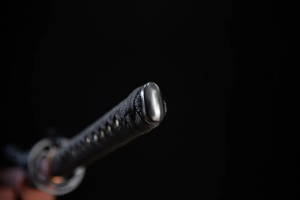 Smooth metal pommel cap detail