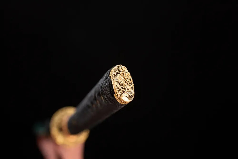 3D‑sculpted imperial‑coiled‑dragon‑king gilded‑alloy pommel‑cap detail shot