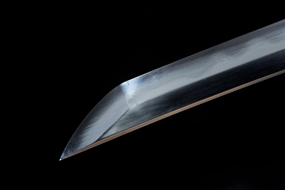 Sharp kissaki tip close shot